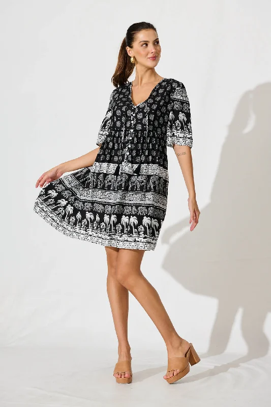 Shake It Out Smock Dress In Black With White Print Discounted unclassified dresses